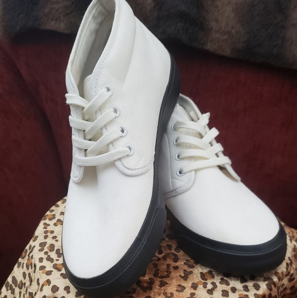 Women's U-Chukka Sneakers. Off white size 7